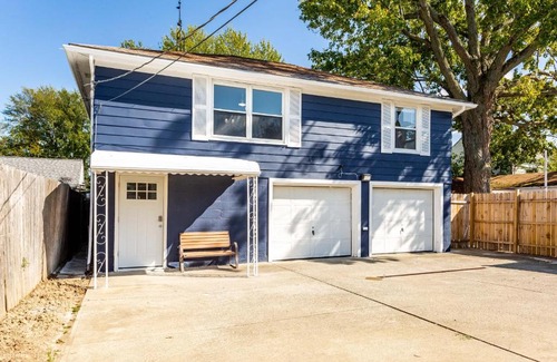 Lorain Apartment | TWO BEDROOM HOUSE WITH FREE PARKING