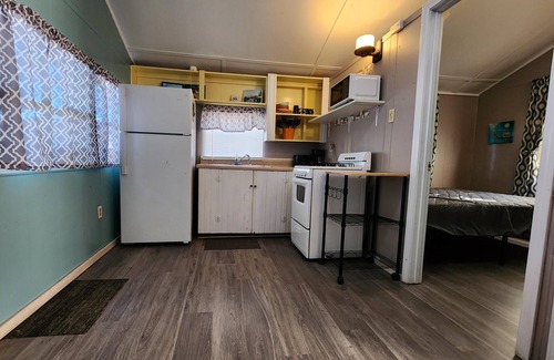 Monticello Cabin | Two Bedroom - Lakeview Cabins - These lovely two-bedroom cabins create the ideal lake life vacation setting! Overlooking Lake Shafer and 1/4 mile away from Indiana Beach Amusement Park. 500 sq ft features two (2) full beds and one (1) futon - sleeps