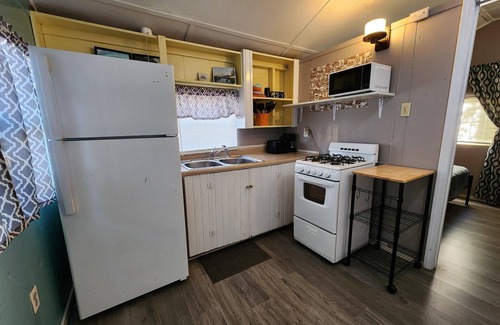 Monticello Cabin | Two Bedroom - Lakeview Cabins - These lovely two-bedroom cabins create the ideal lake life vacation setting! Overlooking Lake Shafer and 1/4 mile away from Indiana Beach Amusement Park. 500 sq ft features two (2) full beds and one (1) futon - sleeps