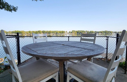 Monticello Cabin | Two Bedroom - Lakeview Cabins - These lovely two-bedroom cabins create the ideal lake life vacation setting! Overlooking Lake Shafer and 1/4 mile away from Indiana Beach Amusement Park. 500 sq ft features two (2) full beds and one (1) futon - sleeps