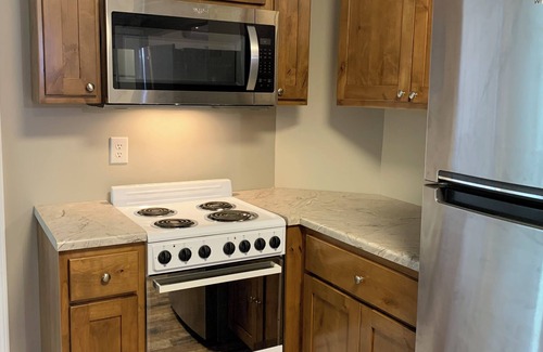Hannibal Apartment | Two Bedroom Loft Apartment. Fully stocked kitchen close to downtown Hannibal.