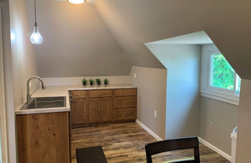 Hannibal Apartment | Two Bedroom Loft Apartment. Fully stocked kitchen close to downtown Hannibal.