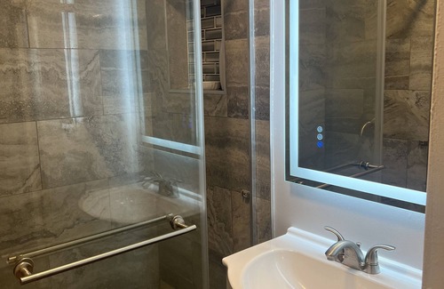 Bridgeport Apartment | Two Bedroom Luxury apartments /5 Minutes away from Amphitheater