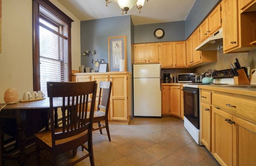 Hot Springs House | Two-Bedroom Luxury Apartment at the FlatIron