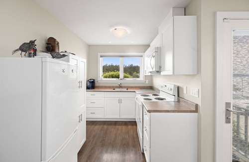 Saanich East House | Two-bedroom 'modern beach cottage' style suite in newer built home