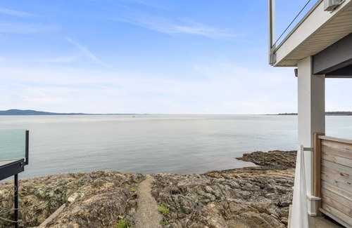 Saanich East House | Two-bedroom 'modern beach cottage' style suite in newer built home