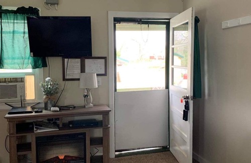 Harrodsburg House | Two Bedroom Waterfront Cabin on Herrington Lake