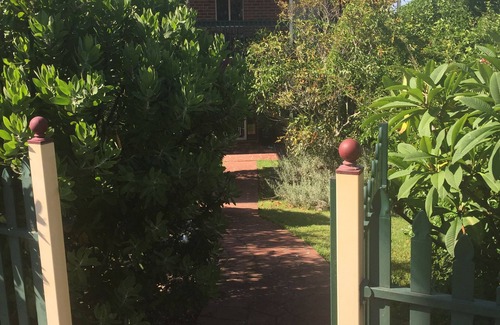 Kanahooka House | Two bedrooms in shared home with amenities, breakfast/central to attractionsn