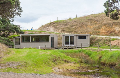 Taiharuru House | Two-cabin complex at private beach with 3 bedroom house