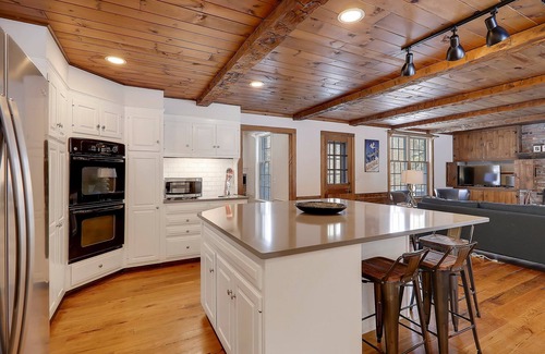 Moscow House | Two Chimneys: 5 br, a/c, fireplace, deck & hot tub, firepit, garage!