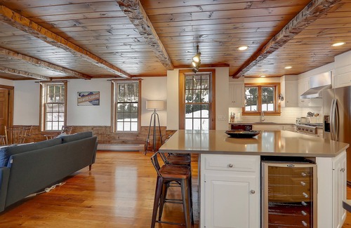 Moscow House | Two Chimneys: 5 br, a/c, fireplace, deck & hot tub, firepit, garage!