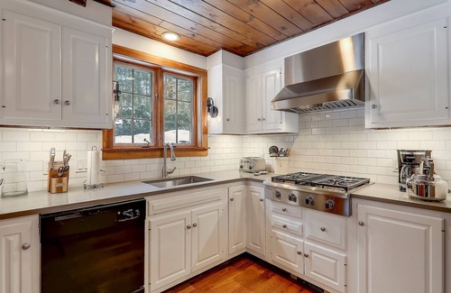 Moscow House | Two Chimneys: 5 br, a/c, fireplace, deck & hot tub, firepit, garage!