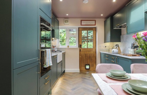 Croxley Green Cottage | TWO COPTHORNE COTTAGES, pet friendly, with open fire in Croxley Green