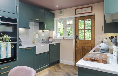Croxley Green Cottage | TWO COPTHORNE COTTAGES, pet friendly, with open fire in Croxley Green