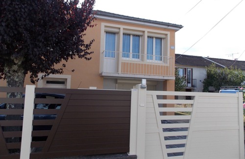 Brive-la-Gaillarde House | TWO COQUETTES IN A QUIET HOUSE