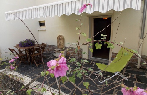Brive-la-Gaillarde House | TWO COQUETTES IN A QUIET HOUSE