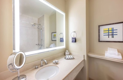 Redwood Shores Hotel | Two Double Water View Room at Grand Bay San Francisco Hotel, Pool