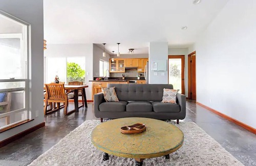 Kapoho House | Two homes on the ocean with a private saltwater pool.