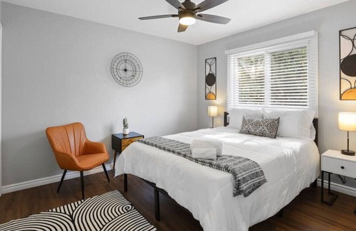 Glendale Heights House | Two Level Charmer, Entire Home, Newly Renovated