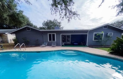 Pecan Valley House | *Two Master Bedrooms* Two Kitchens