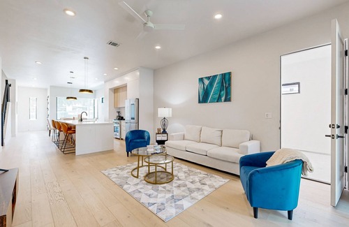 Highland House | Two modern townhouses with enclosed backyards