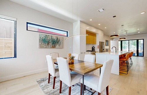 Highland House | Two modern townhouses with enclosed backyards