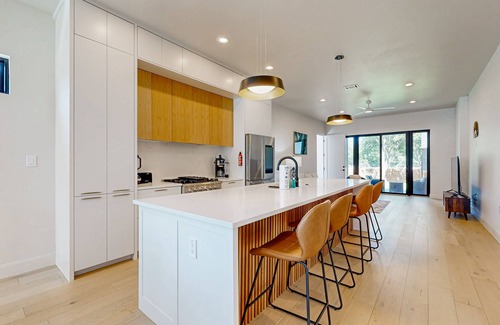 Highland House | Two modern townhouses with enclosed backyards