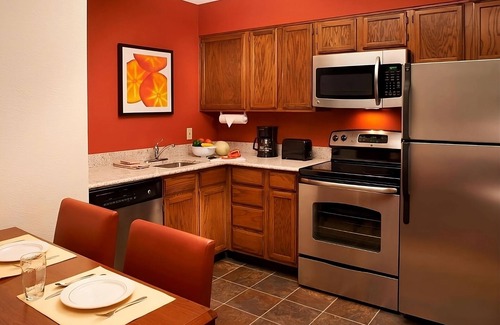Waukegan Hotel | TWO Pet-friendly 2BR Suite with Full Kitchen! Free Breakfast, Swimming Pool