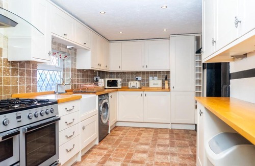 Brockworth House | Two Pound Cottage by Cliftonvalley Apartments