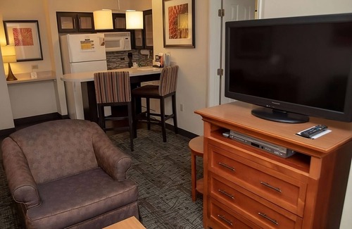 Vance Jackson Apartment | TWO Spacious 1BR Suite with Pool & Full Kitchen! Relaxing and Comfortable!