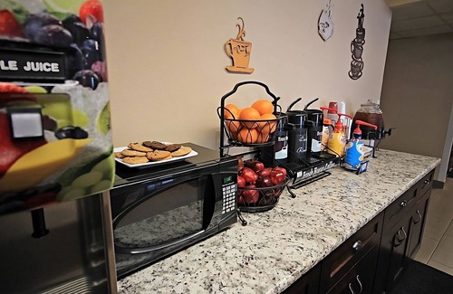 Tri-Cities House | TWO Spacious Accommodations, Comes with Free Breakfast & Parking! Pets Allowed!
