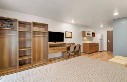 Austin Hotel | Two Spacious Room Near UT Austin w/Full Kitchen – Ideal for Students & Families
