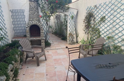 Saujon House | Two-storey house, vacations, cures and business trips
