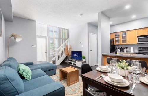 King West Village Apartment | Two Story Loft w 2 beds close to Lakeshore