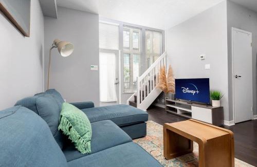 King West Village Apartment | Two Story Loft w 2 beds close to Lakeshore
