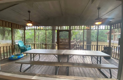Jefferson House | Two-story on the river that sleeps up to 14! Boat lift & ramp. Deck over water