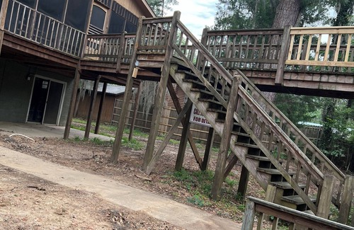 Jefferson House | Two-story on the river that sleeps up to 14! Boat lift & ramp. Deck over water