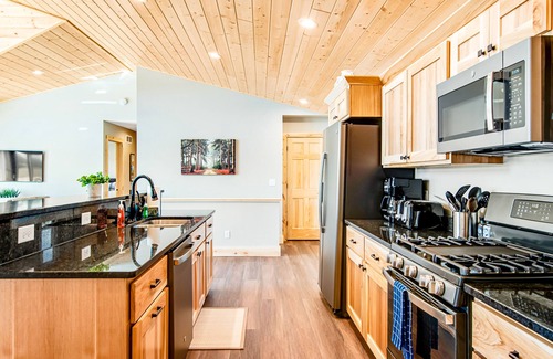 New Lisbon House | Two-story waterfront retreat with kayaks, central AC, deck, & washer/dryer