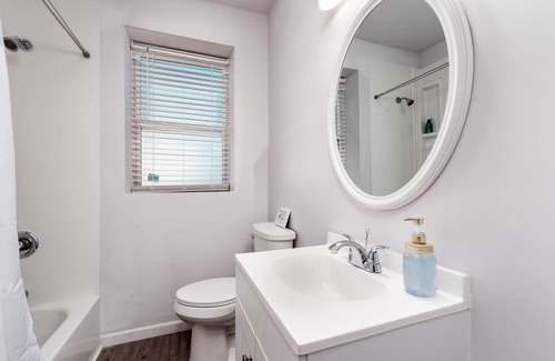 DeBaliviere Place Apartment | Two Stylish 2BR Apt CozySuites w parking