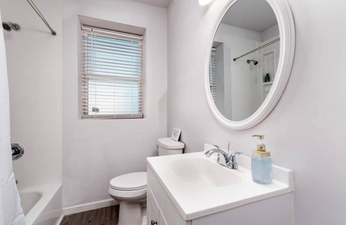DeBaliviere Place Apartment | TWO Stylish Spacious 2BR Apt CozySuites w/parking!