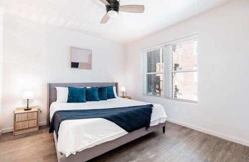 DeBaliviere Place Apartment | TWO Stylish Spacious 2BR Apt CozySuites w/parking!