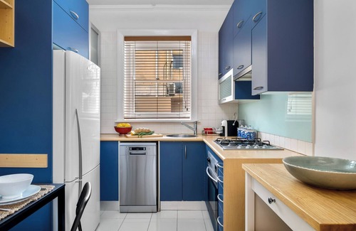 Albert Park Apartment | Two Terrific A+ Albert Park Apartments. 4BR. 2BTH.