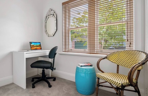 Albert Park Apartment | Two Terrific A+ Albert Park Apartments. 4BR. 2BTH.