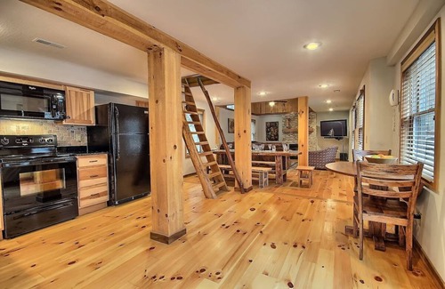 Rockbridge Cabin | Two Trees - Unique Custom Cabin with Game Room & Covered Hot Tub