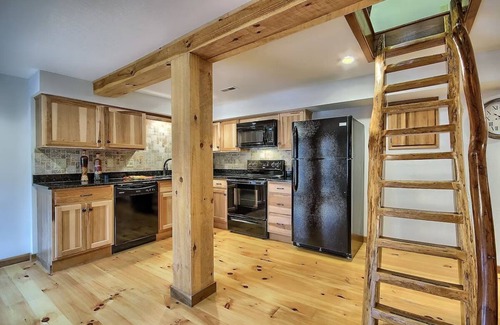 Rockbridge Cabin | Two Trees - Unique Custom Cabin with Game Room & Covered Hot Tub