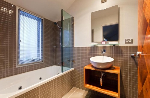 Launceston CBD Apartment | TWOFOURTWO Boutique Apartments