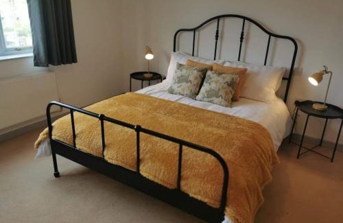 Knighton House | Twyngaer, a spacious 3 bedroom bungalow sleeps 5
