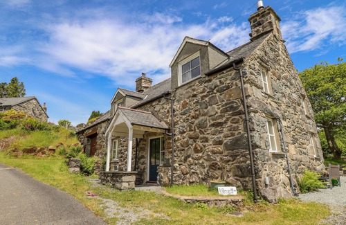 Llanelltyd House | TY GLAN YR AFON, pet friendly, with open fire in Dolgellau