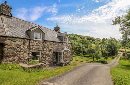 Llanelltyd House | TY GLAN YR AFON, pet friendly, with open fire in Dolgellau