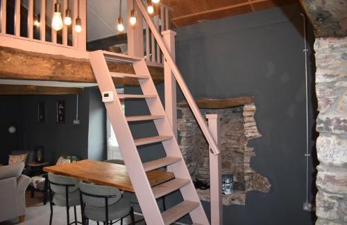 Llanybri House | Ty Llaeth 2-Bed Cottage Sleeps 4 Pet Friendly